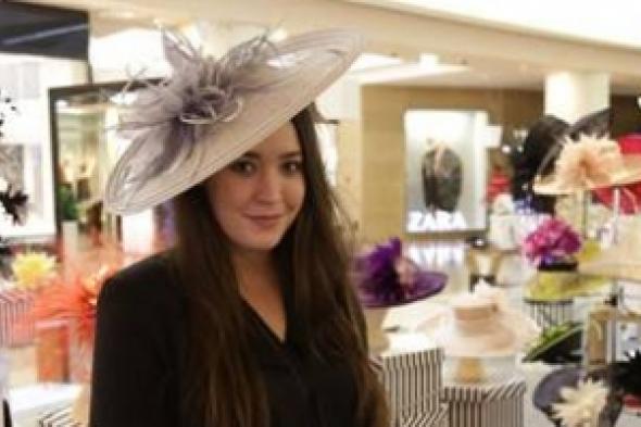 بالصور: تصاميم القبعات التي ستتزين بها النساء في كأس دبي العالمي..سوق بحد ذاتها