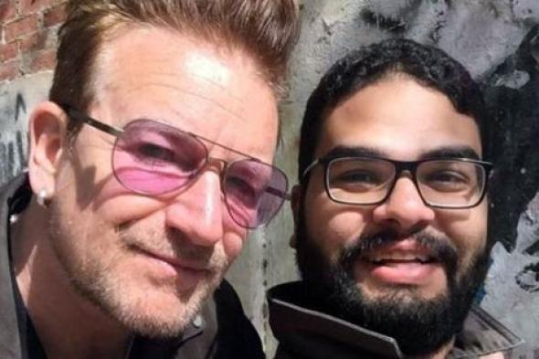 صورة- ما الذي يفعله بونو عضو فريق U2 في مصر؟