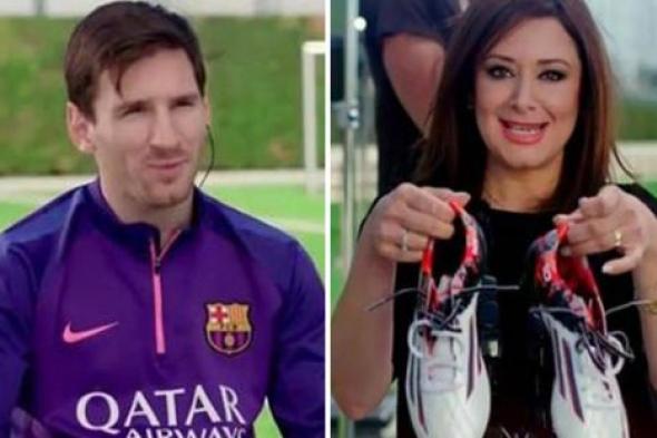 بالفيديو-  هل يحيي ميسي المذيعة منى الشرقاوي في مدرجات الكامب نو؟