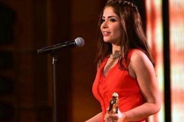 منى زكي تهنئ دنيا سمير غانم بنجاح "حكاية واحدة"
