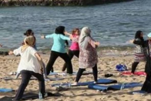 نساء ليبيات ينشدن ساعة انعزال وتحرّر اليوغا على شاطئ العاصمة بعيداً من الرقابة