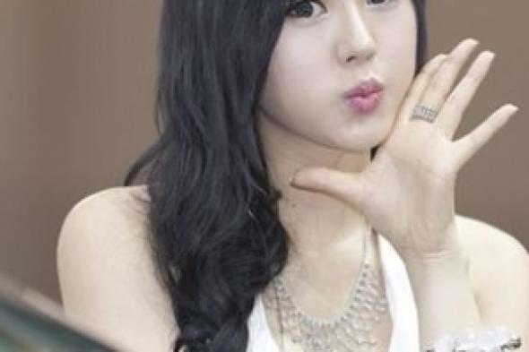 لأول مرة.. الصين تمنع شركات السيارات من الترويج لمعروضاتهم بالفتيات «الحسناوات»