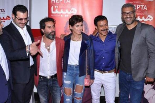 بالفيديو - عمرو يوسف والكدوانى وياسمين رئيس ودينا الشربينى يحتفلون بـ "هيبتا" فى الطائرة