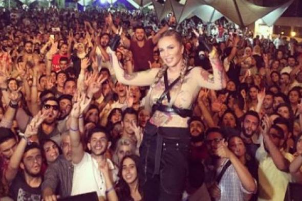 انتقادات لنيكول سابا بسبب ملابسها الجريئة في حفل بإحدى الجامعات اللبنانية