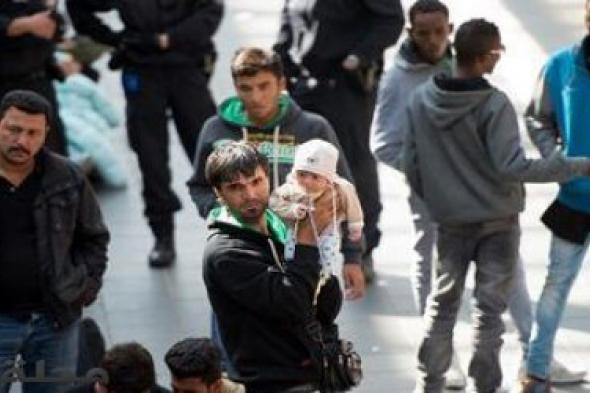 لاجئون سوريون يوزعون الطعام على المشردين في السويد