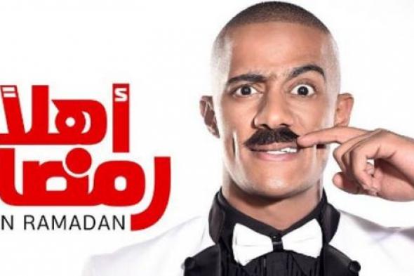 بالفيديو- التفاف جمهور  محمد رمضان حوله أسفل منزل والديه