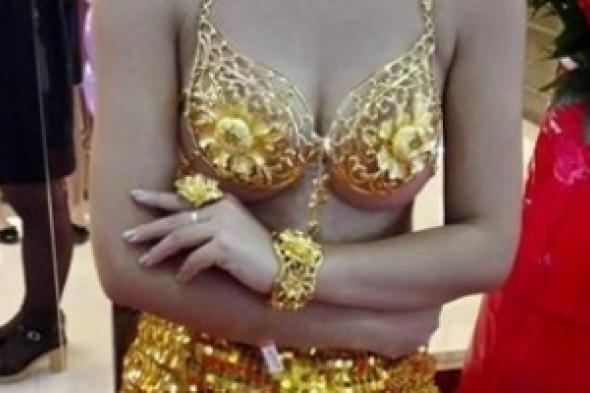 بالصور: حسناء  صينية تعرض بكيني ذهبيا فى معرض المجوهرات