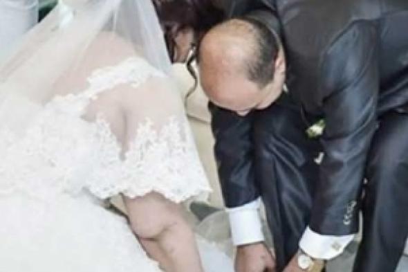 ﻿جدل «فيسبوكي» بعد انتشار صور لعروس مصرية تغسل قدم عريسها في الكوشة