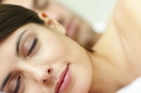 هل يزعجك النوم إلى جانب شريكك في نفس السرير؟ إليك بعض الحلول