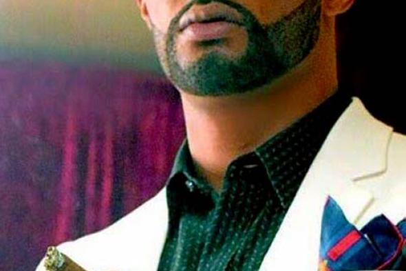 بالفيديو- محمد رمضان يقبل ابنة روجينا  فى كواليس مسرحية "أهلا رمضان"