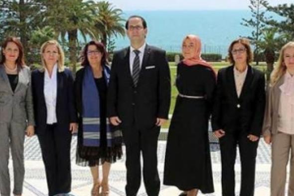 ﻿تونس: جدل حول صورة لرئيس الحكومة الجديد والثماني وزيرات