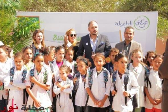 بالصور : جمعية عياش الطفولة المغرب توزع حقائب مدرسية بحضور مؤسسها رامي عياش