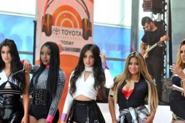 بالفيديو- معجب يطرح عضوة فريق Fifth Harmony أرضا أثناء حفلها في المكسيك