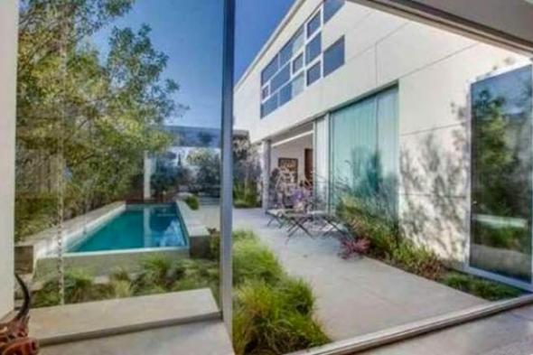 بالصور- إميليا كلارك تشتري منزل زجاجي بـ 4.6 مليون دولار أمريكي بكاليفورنيا
