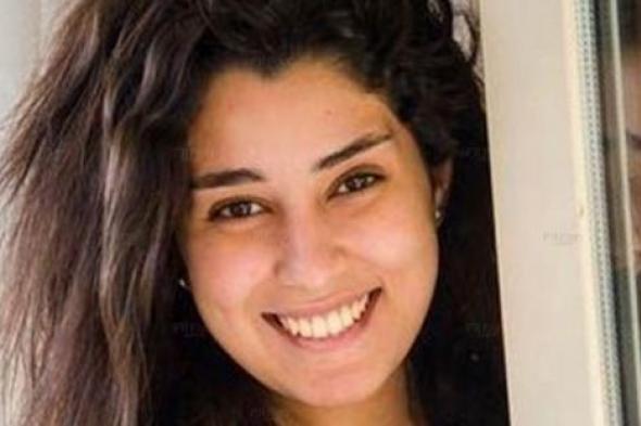بالفيديو- طلاب مدرسة يحاولون صعود شقة أيتن عامر بعدما صورتهم