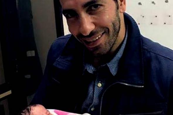 هكذا هنأ عمرو محمود ياسين لاعب الكرة محمد أبو تريكة بمولودته الجديدة