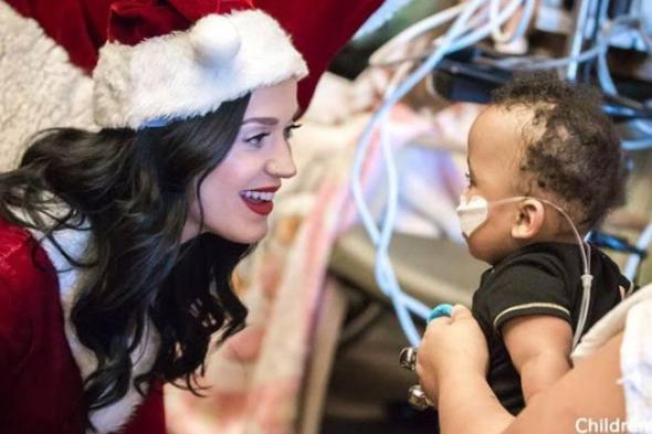 بالصور- كاتي بيري وأورلاندو بلوم يحتفلان بالكريسماس في مستشفى للأطفال