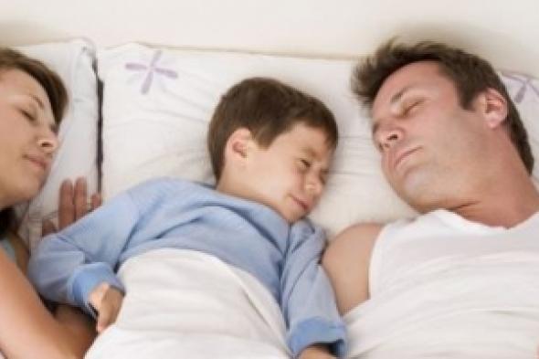 ماذا يحدث للأطفال الذين يشاركون آباءهم النوم على سريرهم؟