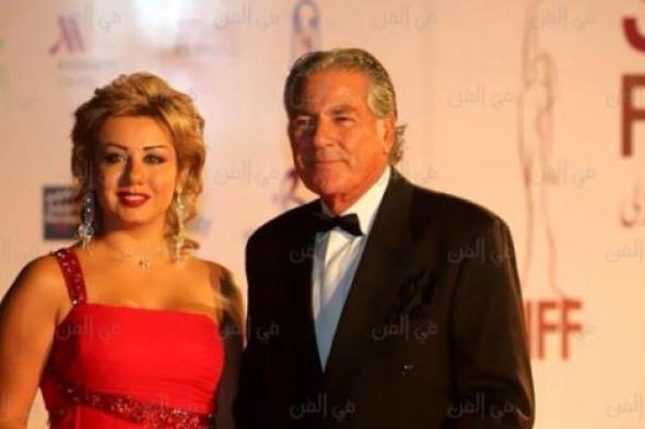 بالصور- مصطفى فهمي وزوجته يحتفلان بأعياد الكريسماس