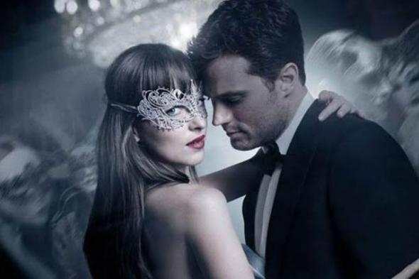 بالفيديو- عرض الفيلم الجرئ Fifty Shades Darker بدور السينما المصرية