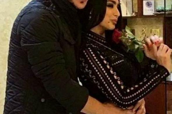 الصورة الرومانسية الأولى بين باسل خياط وزوجته