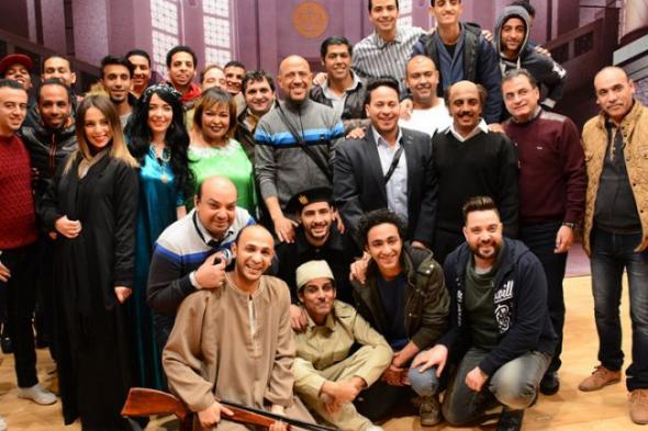 بالصور- فريق "مسرح مصر" يسافرون إلى الكويت لتقديم عروضهم هناك