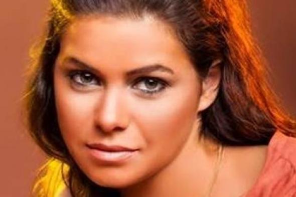 بالصور- يسرا اللوزي بإطلالة ذهبية شفافة في جلسة تصوير جديدة