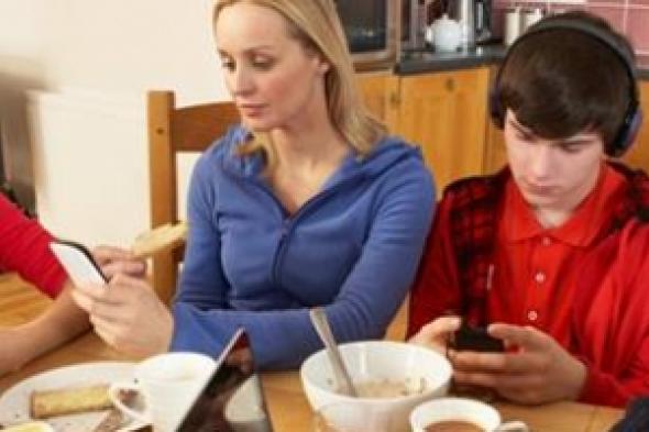 الهواتف الذكية تهدد العلاقات الأسرية