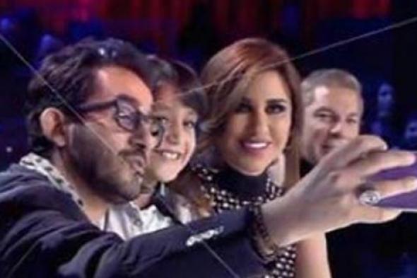 بالفيديو- أحمد حلمي يطلب التقاط صورة "سيلفي" مع طفلة مصرية في Arabs Got Talent