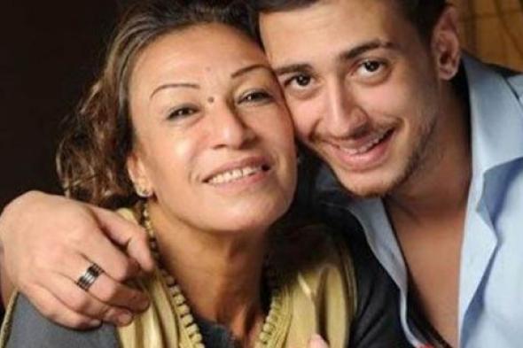 بالفيديو- والدة سعد لمجرد تتسلّم تكريمه بمهرجان الموسيقى العربية في لبنان بحضور إليسا وجريني