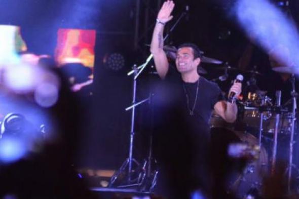 بالفيديو- عمرو دياب مباشر من حفله: سأغني الآن أغنية لم أقدمها منذ 10 سنوات