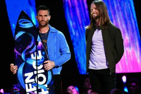 هكذا سخر آدم ليفين من فوز فرقة Maroon 5 خلال حفل جوائز المراهقين