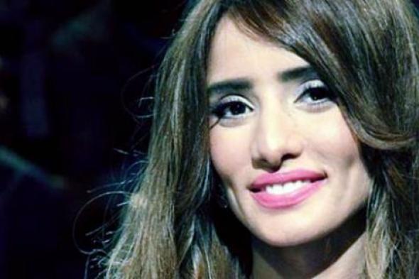 صورة- زينة تستمتع بإجازتها في الساحل الشمالي.. لقاء خاص  مع دلال عبد العزيز