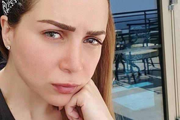 صورة- مي عز الدين تستعرض وشم قدمها في جلسة تصوير جديدة