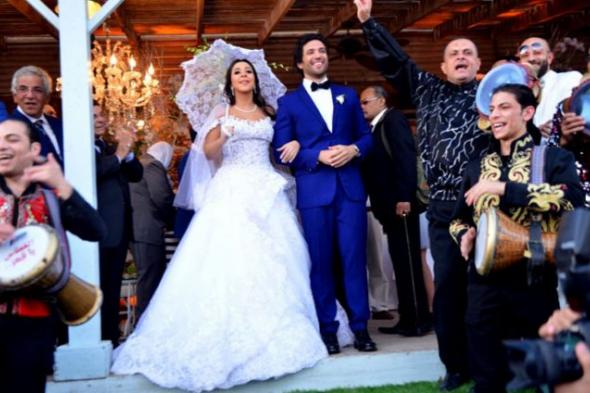 صورة- وجه تشابه بين زفاف حسن الرداد وإيمي وزواج والديه