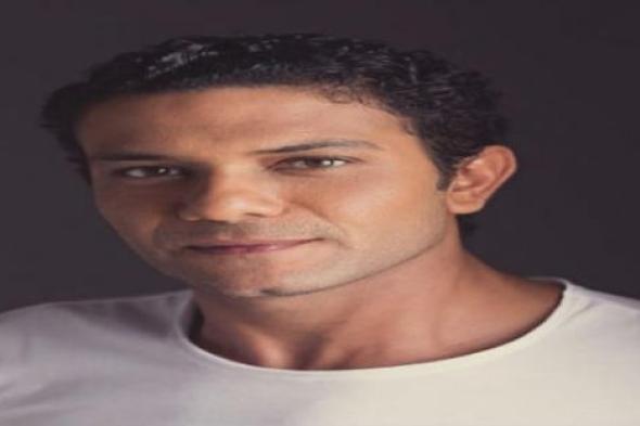 بالصور- آسر ياسين يزور أطفال مستشفى أبو الريش