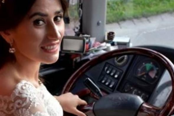 عروس تركية تقود حافلة المدعوين بفستان الزفاف