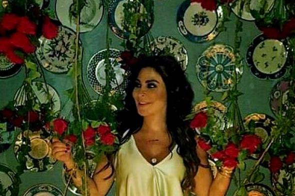 بالصور- إليسا تستعد لأجواء الكريسماس مبكرا