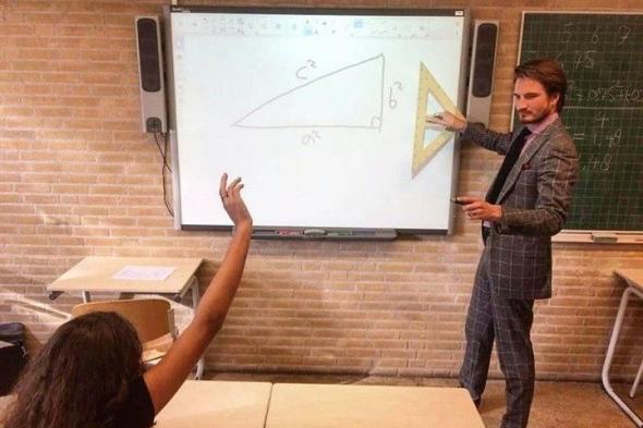 بالصور.. مدرس رياضيات يشعل الإنترنت بوسامته وجاذبيته!