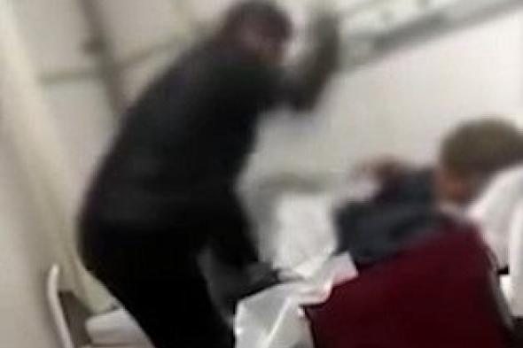 فيديو تقعشر له الأبدان.. إبنٌ يضرب والده المريض في المستشفى!