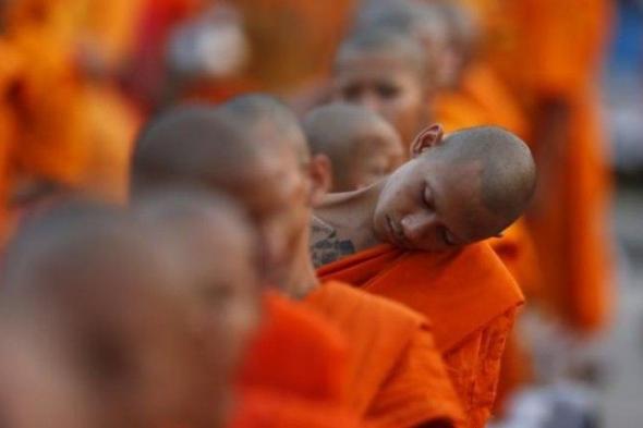 بالفيديو.. "راهب بوذي" يسرق الملابس الداخلية لجاراته!