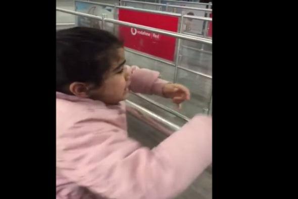 بالفيديو.. بكاء طفلة تودع والدها في المطار يشعل مواقع التواصل