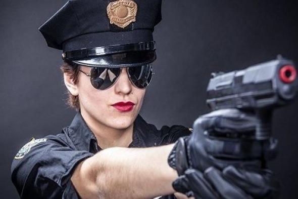 بسبب "ماضيها الأسود" في الأفلام الإباحية.. شرطية أميركية تخسر عملها