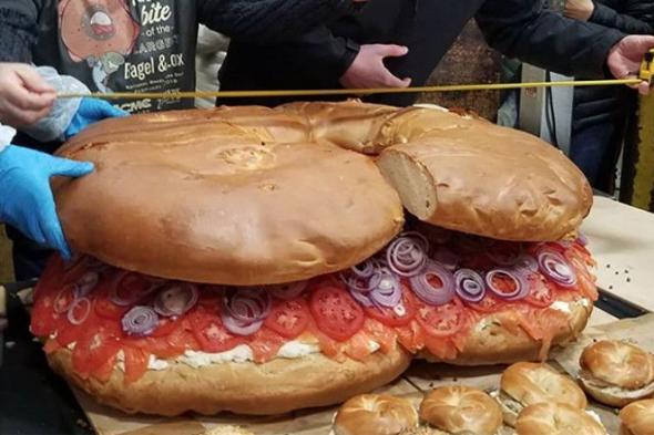 بالصور.. هل هذه أضخم شطيرة خبز في العالم؟