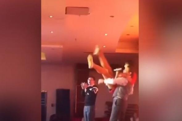 بالفيديو: مدير يحمل ممثلاً على المسرح.. ثمّ يرميه أرضاً!