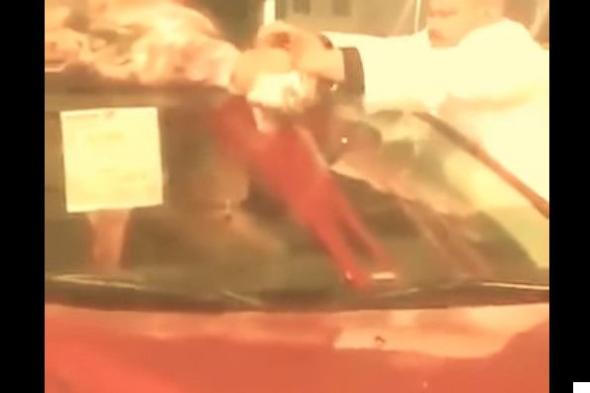 بالفيديو: ذبح تيساً على سيارته الجديدة.. لطرد العين والحسد!