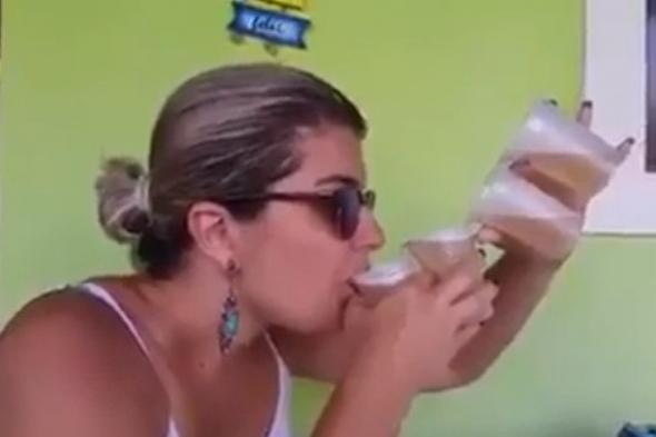 بالفيديو.. امرأة تشرب من 4 أكواب في وقت واحد!