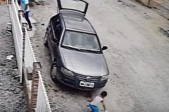 فيديو صادم لطفل كاد أن يُطحن بعجلات السيارة ونجا بأعجوبة