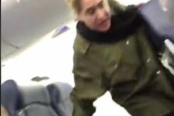 بالفيديو: طرد امرأة من الطائرة.. بسبب "عصبيّتها"