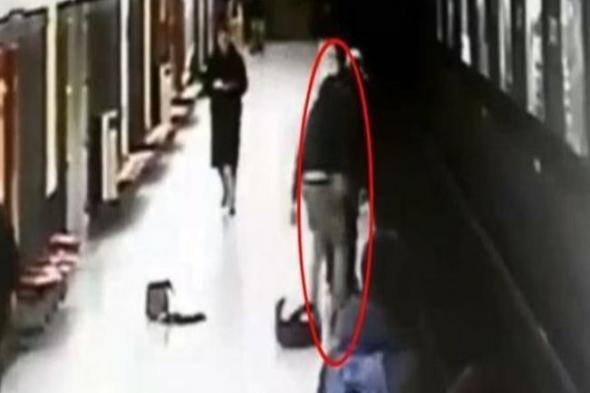 فيديو مرعب.. طفل يفلت من والدته ويسقط على قبضان القطار!